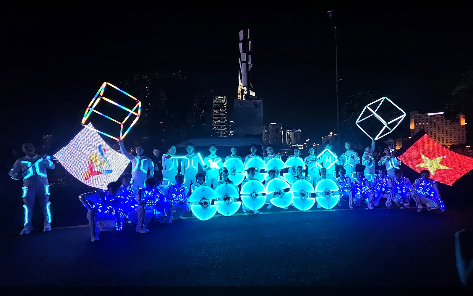 Trang Phục LED & Đạo Cụ Biểu Diễn